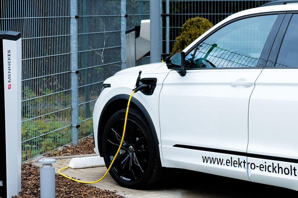 Ein Elektroauto lädt an einer Wallbox.